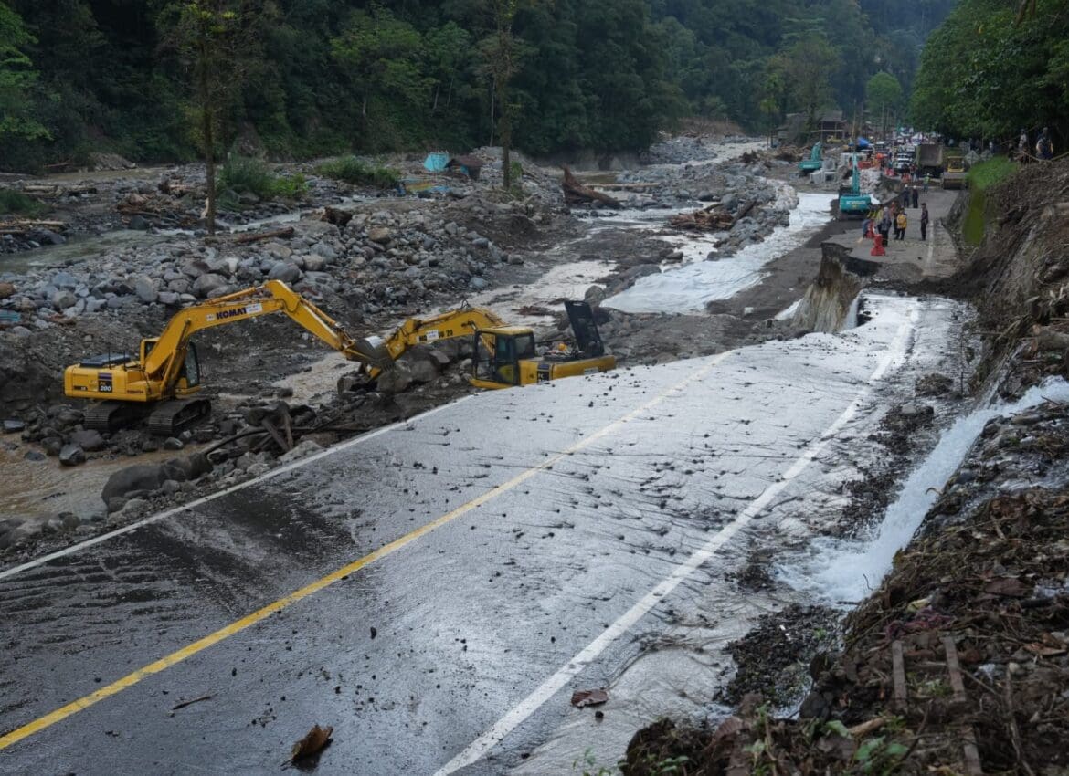 Sejumlah alat berat tengah membersihkan jalan yang terdampak banjir dan longsor di Lembah Anai, Tanah Datar, Sumatera Barat. Foto: Istimewa/VOICEINDONESIA.CO