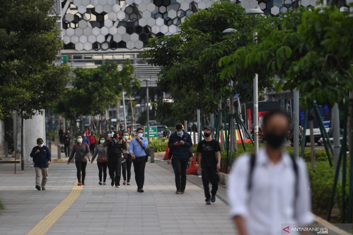 Sejumlah pekerja tengah berjalan kaki di kawasan Jakarta. Foto: Antara