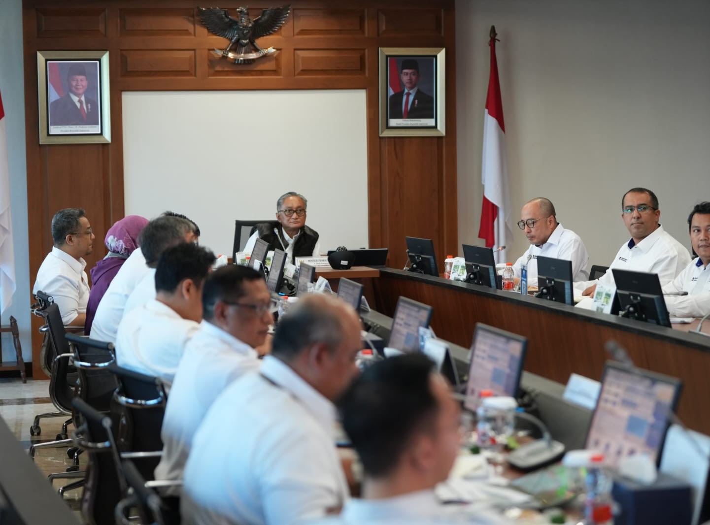 Menteri PU, Dody Hanggodo (tengah) dalam rapat koordinasi bersama tujuh BUMN Karya selaku kontraktor pelaksana pembangunan Sekolah Rakyat Tahap II di Kantor Kementerian PU, Jakarta, Senin (27/4/2026). Dok.Istimewa