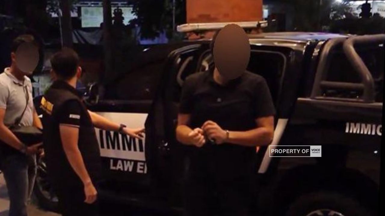 Foto : Seorang Warga Negara Asing (WNA) asal Ukraina yang diduga terlibat penyalahgunaan narkotika dan melanggar izin tinggal pada Sabtu (18/04/2026).(dok.VOICEIndonesia.co/Imigrasi)