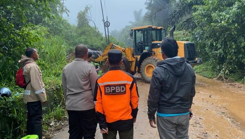 Longsor, Jalan Lintas Curup-Lubuklinggau lumpuh Longsor, Jalan Lintas Curup-Lubuklinggau lumpuh