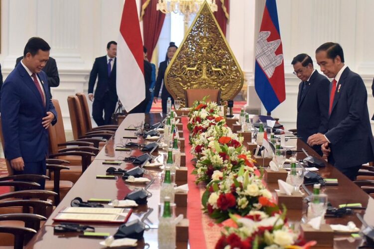 Lakukan Pertemuan Bilateral dengan PM Kamboja, Jokowi Bahas Pelindungan WNI Lakukan Pertemuan Bilateral dengan PM Kamboja, Jokowi Bahas Pelindungan WNI