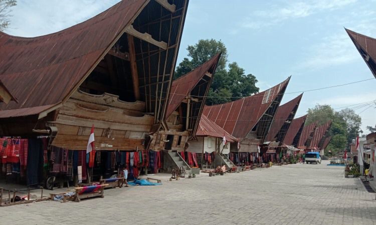 Sandiaga Uno Beri Penghargaan Kampung Wisata Terbaik Sandiaga Uno Beri Penghargaan Kampung Wisata Terbaik