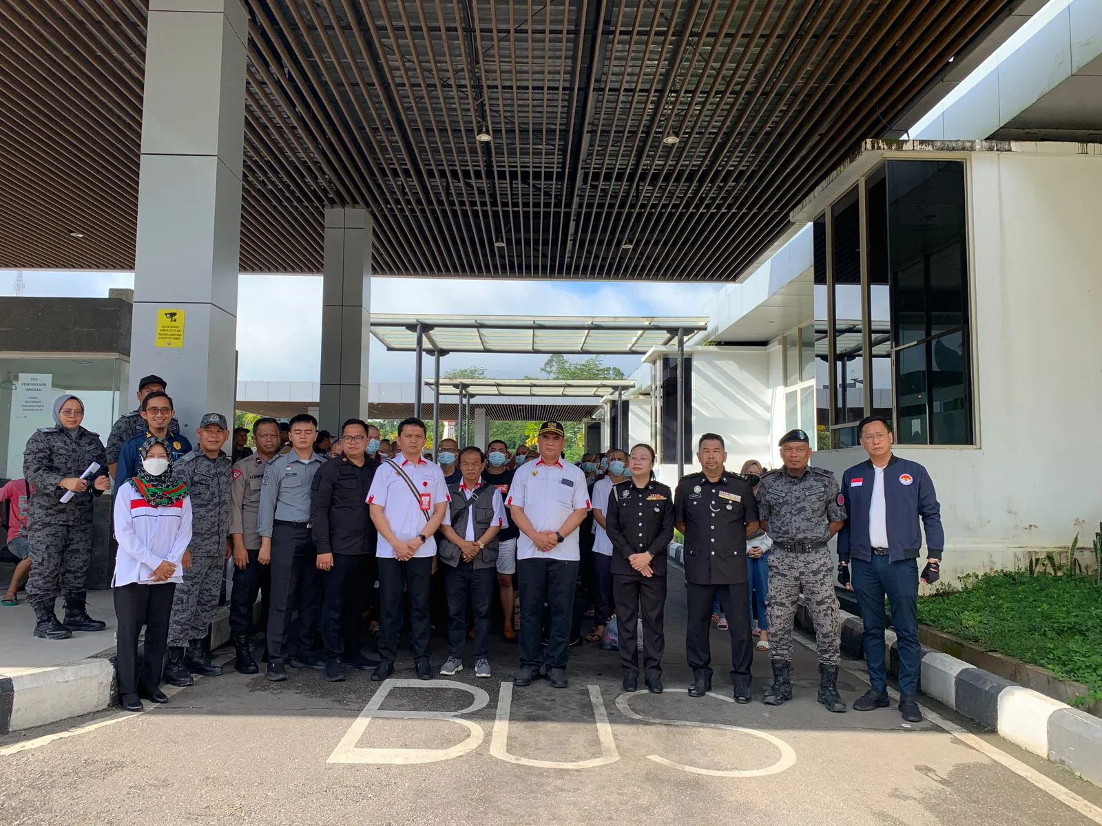 KJRI Kuching Dampingi Pendeportasian 75 PMI di Serawak KJRI Kuching Dampingi Pendeportasian 75 PMI di Serawak