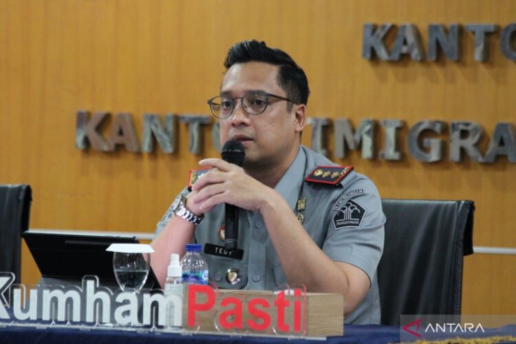 Imigrasi Denpasar Periksa Dua WNA Australia Buka Praktik Pengobatan Imigrasi Denpasar Periksa Dua WNA Australia Buka Praktik Pengobatan