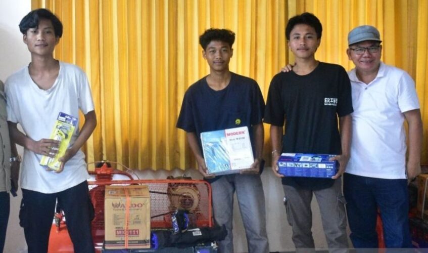 Disnakertrans NTB Serahkan Bantuan Peralatan Untuk PMI Purna Disnakertrans NTB Serahkan Bantuan Peralatan Untuk PMI Purna