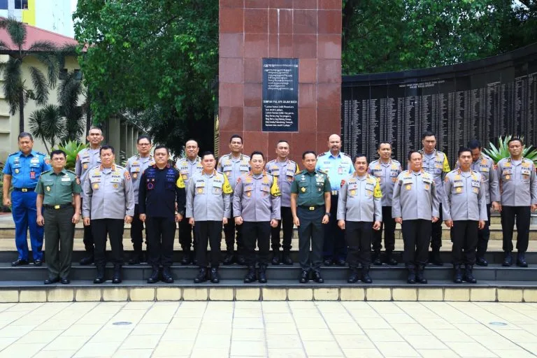 Kapolri Terima Kunjungan Kerja Panglima TNI di Mabes Polri Kapolri Terima Kunjungan Kerja Panglima TNI di Mabes Polri
