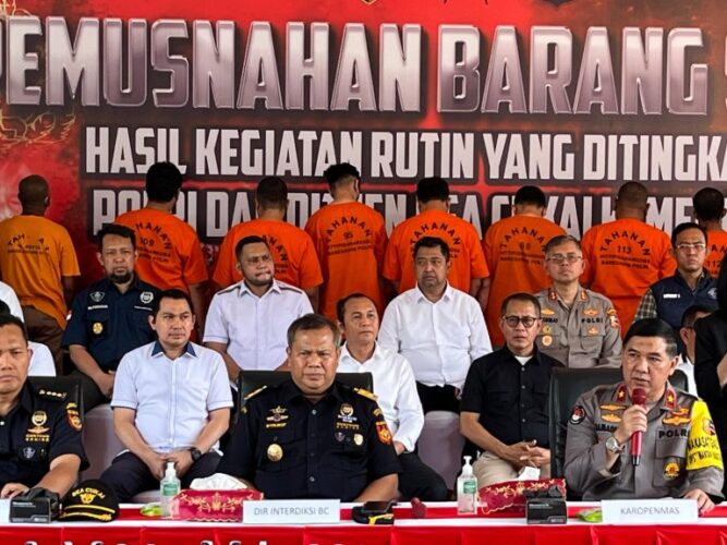 Bareskrim Polri Musnahkan 29 Kg Sabu dan 32 Ribu Miras Ilegal Bareskrim Polri Musnahkan 29 Kg Sabu dan 32 Ribu Miras Ilegal