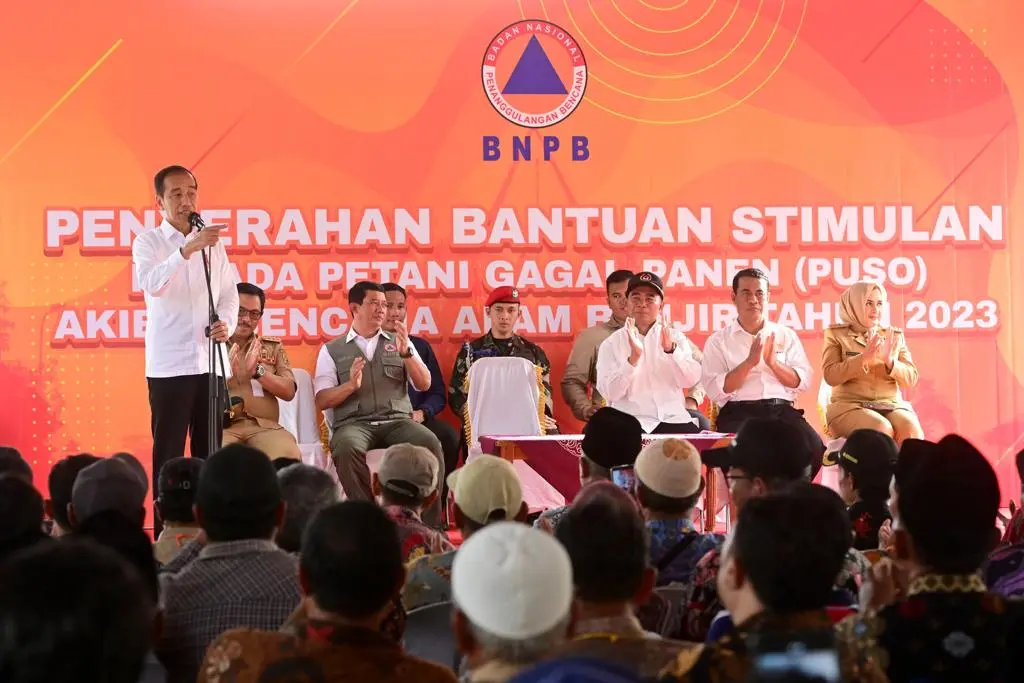 Serahkan BLT Puso, Jokowi Minta Petani Segera Menanam Serahkan BLT Puso, Jokowi Minta Petani Segera Menanam