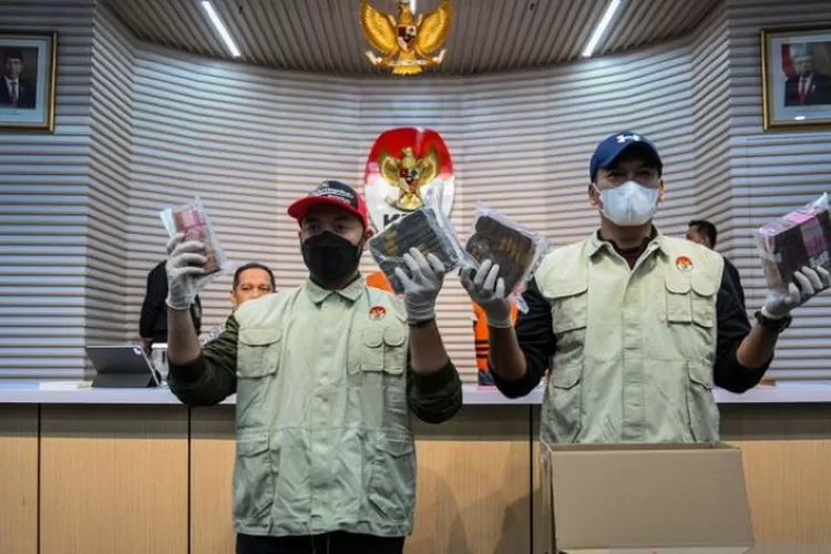 Geledah Kantor Bupati Labuhan Batu, Penyidik KPK Temukan Alat Bukti Geledah Kantor Bupati Labuhan Batu, Penyidik KPK Temukan Alat Bukti
