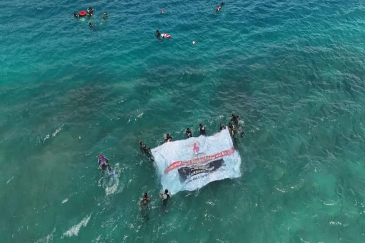 Imigrasi Banggai Bentangkan Bendera di Laut Peringati HBI ke-74 Imigrasi Banggai Bentangkan Bendera di Laut Peringati HBI ke-74