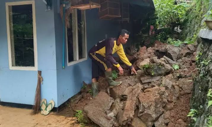 Ribuan Orang di Purwakarta Ngungsi Akibat Longsor Ribuan Orang di Purwakarta Ngungsi Akibat Longsor