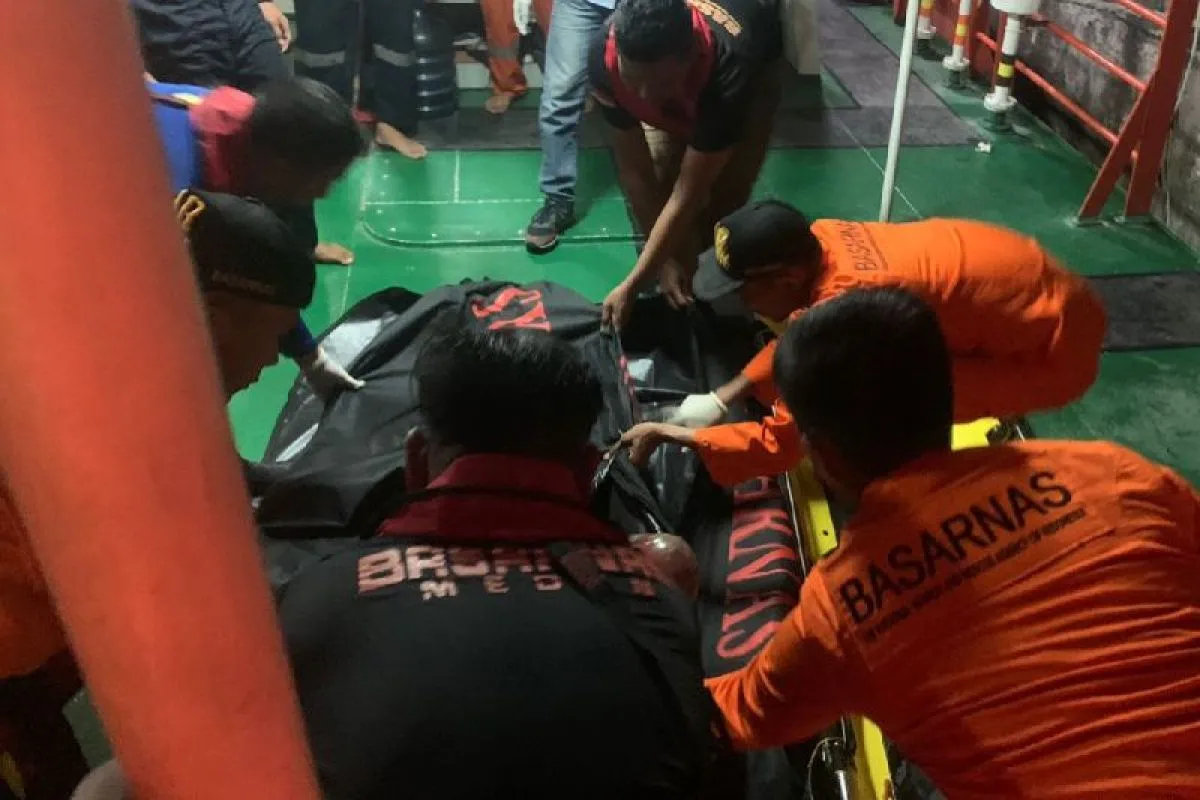 Tim SAR Evakuasi Jasad Nelayan yang Tenggelam di Perairan Batubara Tim SAR Evakuasi Jasad Nelayan yang Tenggelam di Perairan Batubara