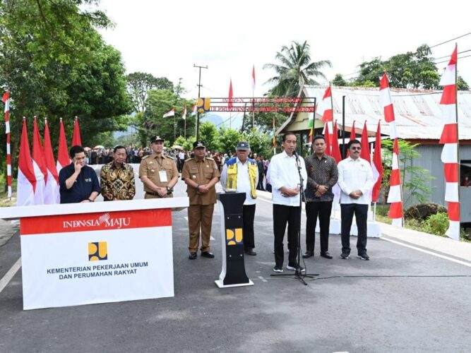 Resmikan 27 Ruas Jalan, Jokowi Harap Konektivitas Antar Daerah Makin Baik Resmikan 27 Ruas Jalan, Jokowi Harap Konektivitas Antar Daerah Makin Baik
