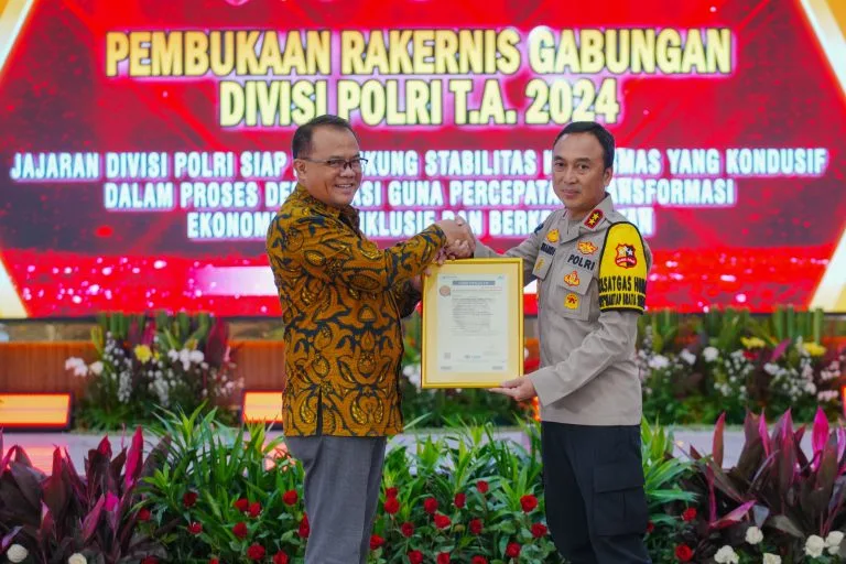 Kapolri Apresiasi Divhumas Atas Sertifikasi ISO 9001: 2015 Kapolri Apresiasi Divhumas Atas Sertifikasi ISO 9001: 2015