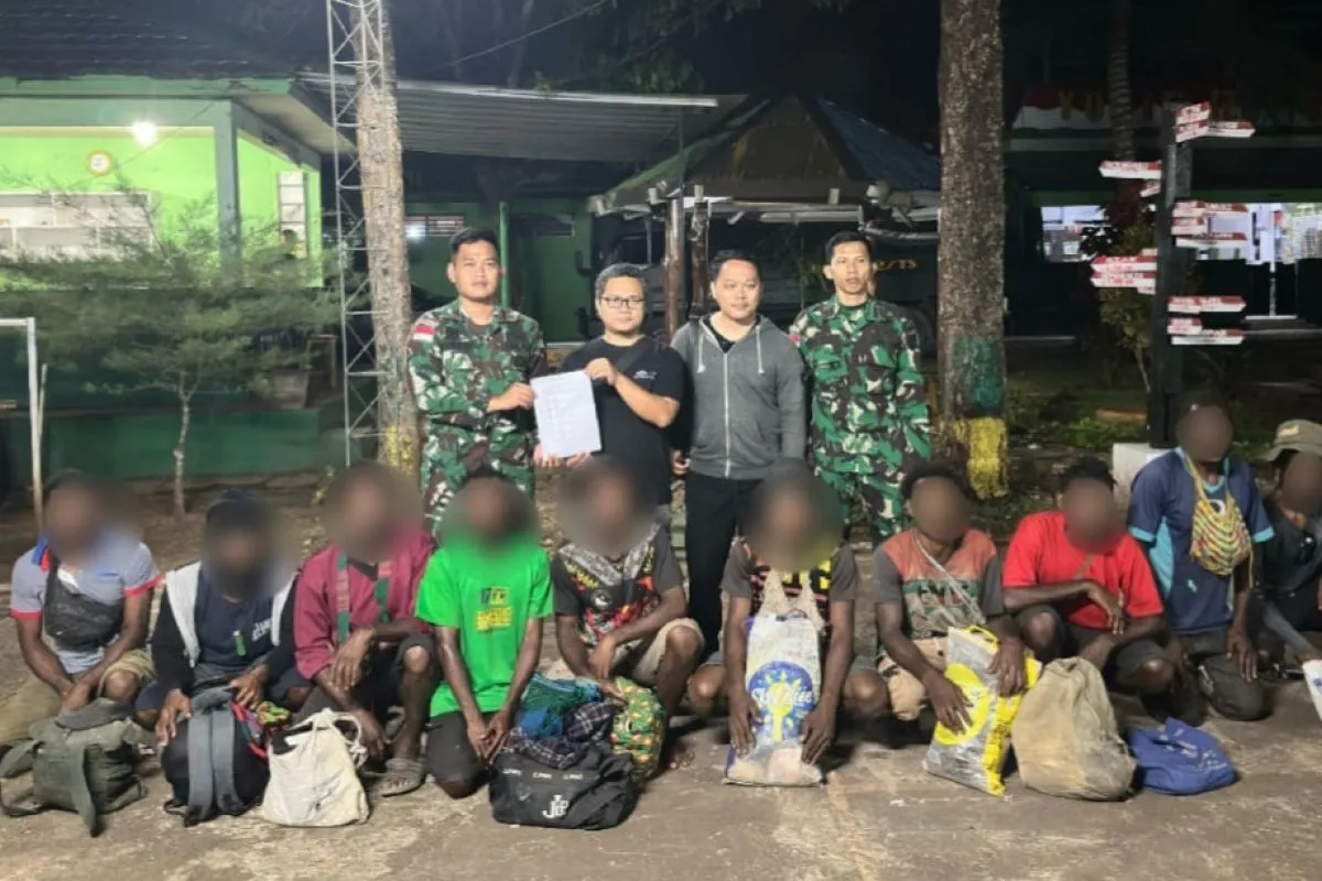 Yonif 122/TS Amankan 10 WNA Asal PNG Melintas Jalur Ilegal Perbatasan Yonif 122/TS Amankan 10 WNA Asal PNG Melintas Jalur Ilegal Perbatasan