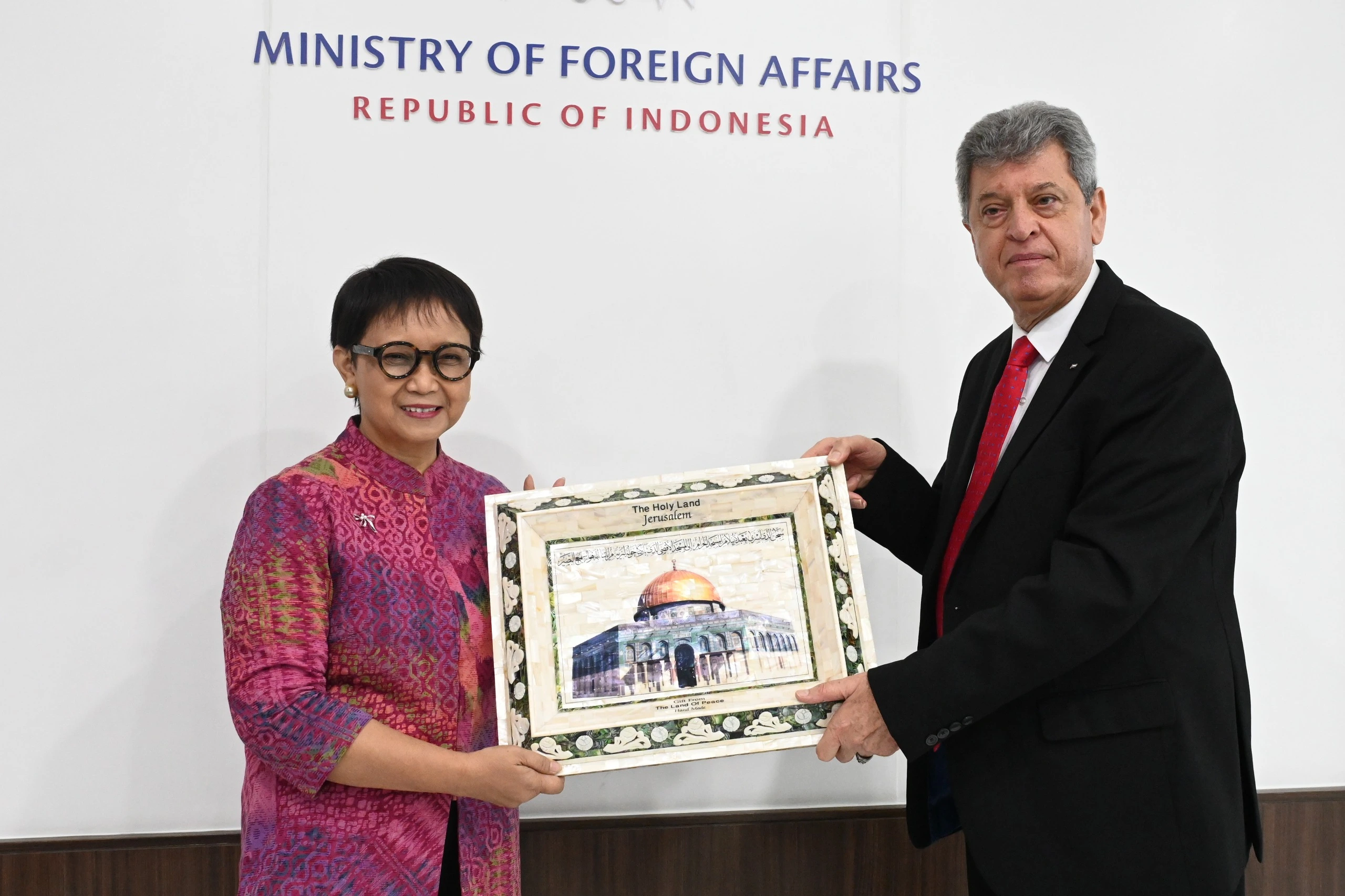 Menlu RI Terima Penghargaan dari Negara-Negara Arab Menlu RI Terima Penghargaan dari Negara-Negara Arab