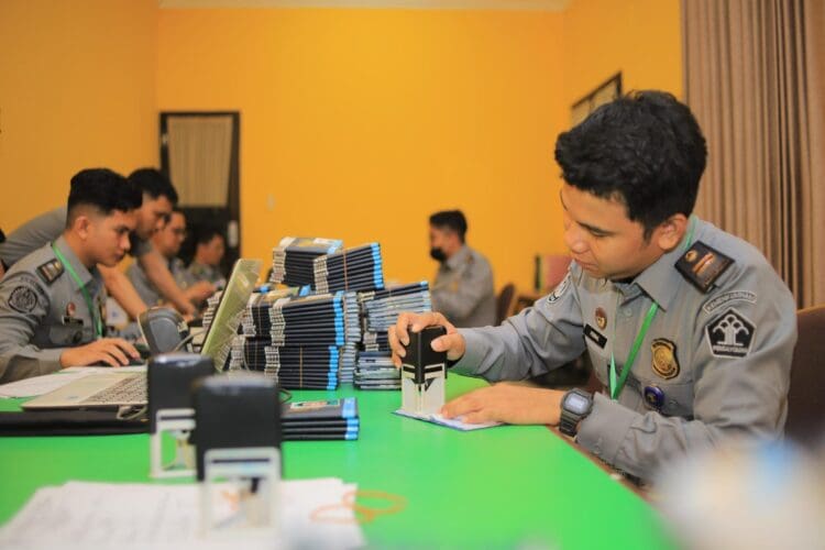 Kemenkumham Jatim Siagakan Puluhan Petugas Imigrasi di Asrama Haji Sukolilo Kemenkumham Jatim Siagakan Puluhan Petugas Imigrasi di Asrama Haji Sukolilo