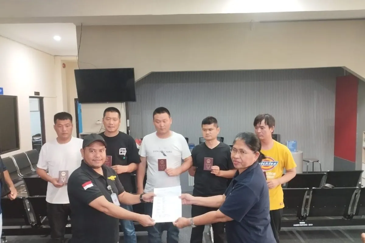 Polda NTT Serahkan Lima WNA China yang Ditangkap ke Imigrasi Kupang Polda NTT Serahkan Lima WNA China yang Ditangkap ke Imigrasi Kupang