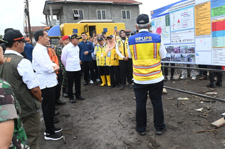 Jokowi Tegaskan Pemerintah Bantu Relokasi Korban Banjir di Agam Jokowi Tegaskan Pemerintah Bantu Relokasi Korban Banjir di Agam