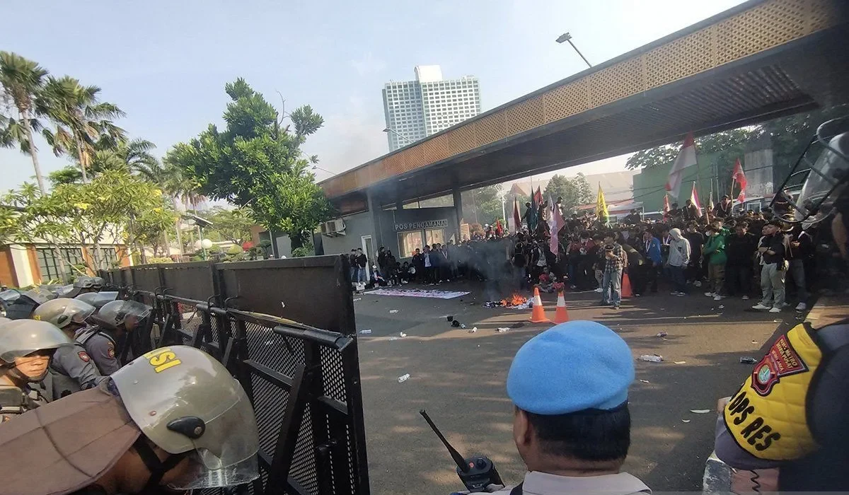Polisi Pasang Barikade Usai Gerbang Belakang DPR Roboh oleh Massa Aksi Polisi Pasang Barikade Usai Gerbang Belakang DPR Roboh oleh Massa Aksi