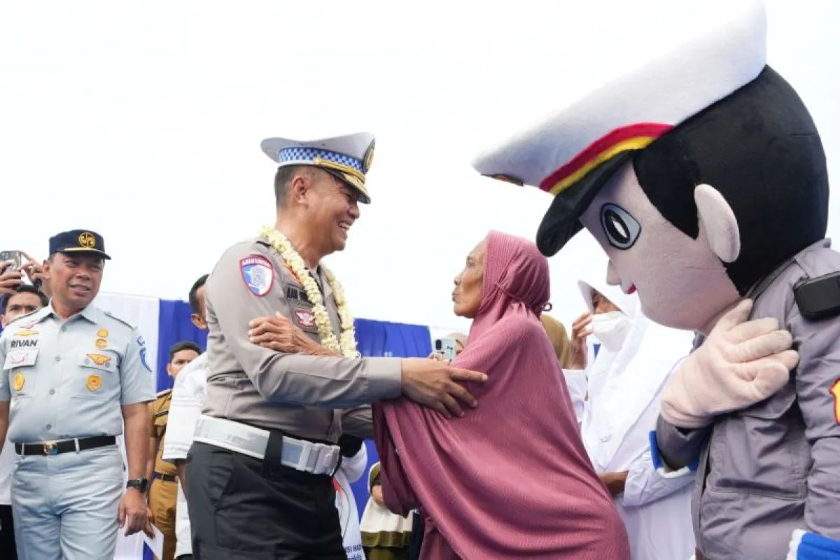 Korlantas Polri Gelar Bakti Sosial Peringati HUT ke-69 Korlantas Polri Gelar Bakti Sosial Peringati HUT ke-69