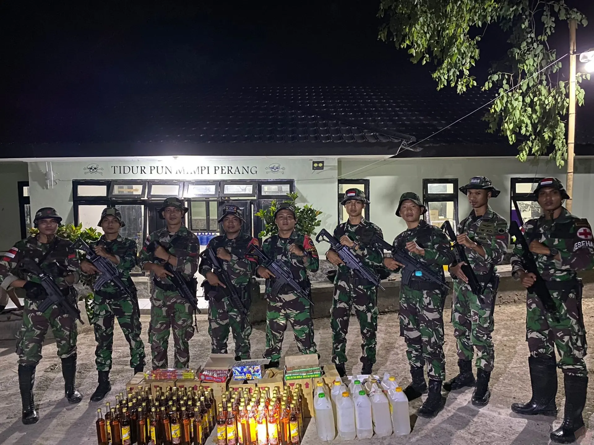 Satgas Pamtas RI-RDTL Yonarhanud 15/DBY Gagalkan Penyelundupan Miras Ilegal Satgas Pamtas RI-RDTL Yonarhanud 15/DBY Gagalkan Penyelundupan Miras Ilegal
