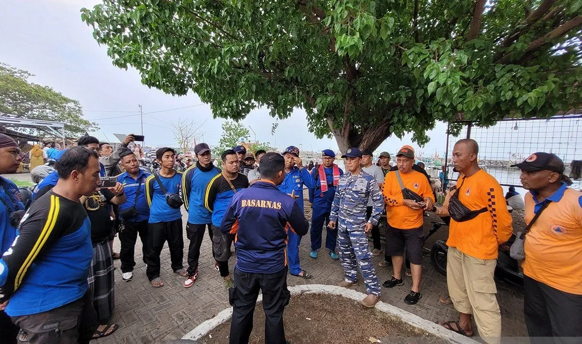 Kapal kayu bawa penumpang tenggelam dalam perjalanan Madura Situbondo Kapal kayu bawa penumpang tenggelam dalam perjalanan Madura Situbondo