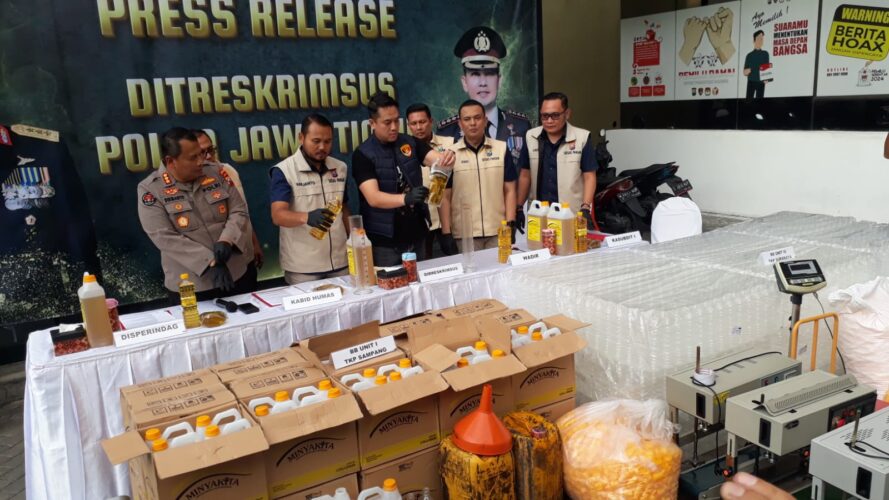 Polda Jatim Bongkar Pemalsuan Minyakita, Dua Gudang di Surabaya dan Sampang Digerebek Polda Jatim Bongkar Pemalsuan Minyakita, Dua Gudang di Surabaya dan Sampang Digerebek
