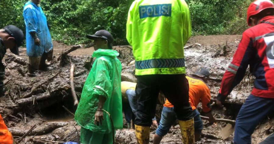 Dua Mobil Tertimbun Longsor di Jalur Pacet-Cangar, Beberapa Korban Meninggal Dunia Dua Mobil Tertimbun Longsor di Jalur Pacet-Cangar, Beberapa Korban Meninggal Dunia