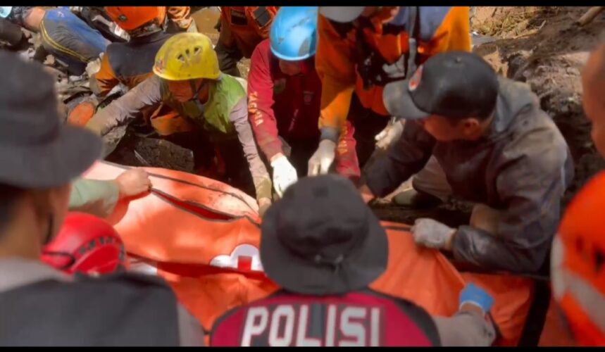 10 Jenazah Korban Tewas Longsor Cangar Pacet Berhasil dievakuasi Tim SAR 10 Jenazah Korban Tewas Longsor Cangar Pacet Berhasil dievakuasi Tim SAR