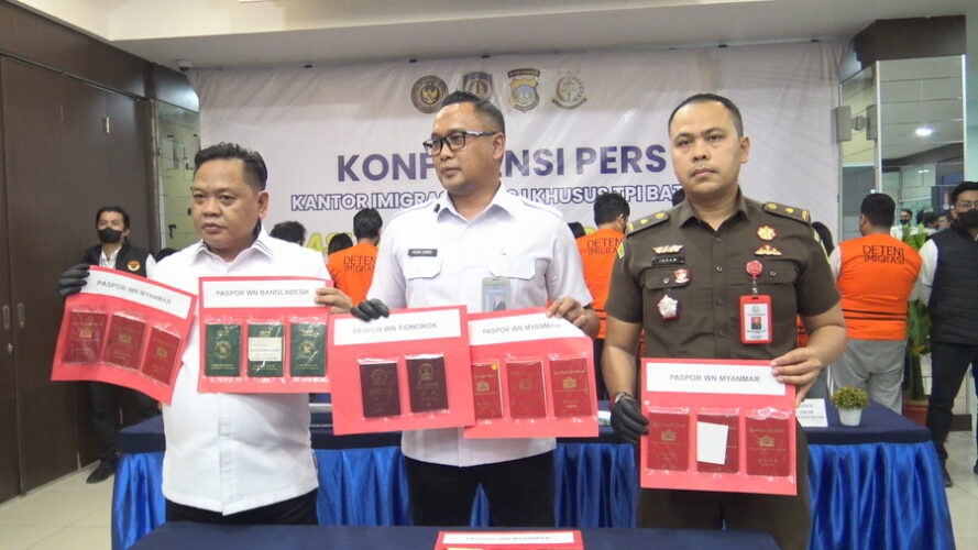 Tegas! Imigrasi Batam Tindak WNA Tiongkok dan Bangladesh yang Langgar Aturan Tegas! Imigrasi Batam Tindak WNA Tiongkok dan Bangladesh yang Langgar Aturan