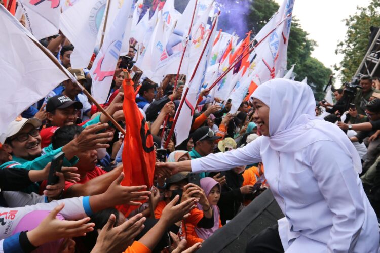 Jatim Beri Beasiswa Puluhan Ribu Anak Buruh Jatim Beri Beasiswa Puluhan Ribu Anak Buruh