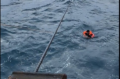 Pertamina Selamatkan Tiga Nelayan Hanyut di Perairan Kepulauan Seribu Pertamina Selamatkan Tiga Nelayan Hanyut di Perairan Kepulauan Seribu