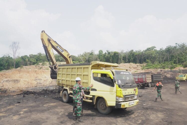 Bukit Asam dan Aparat Gabungan Razia Tambang Ilegal di Muara Enim Bukit Asam dan Aparat Gabungan Razia Tambang Ilegal di Muara Enim