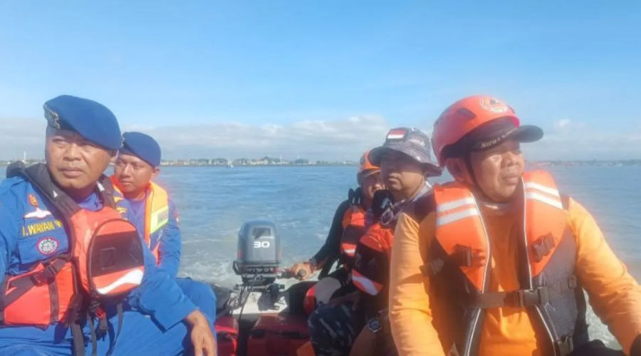 Tim SAR Banyuwangi Cari Dua ABK Hilang Tim SAR Banyuwangi Cari Dua ABK Hilang