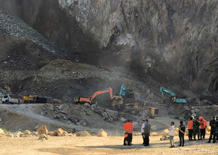 Tambang Gunung Kuda Dijaga Ketat Pasca Longsor Tambang Gunung Kuda Dijaga Ketat Pasca Longsor
